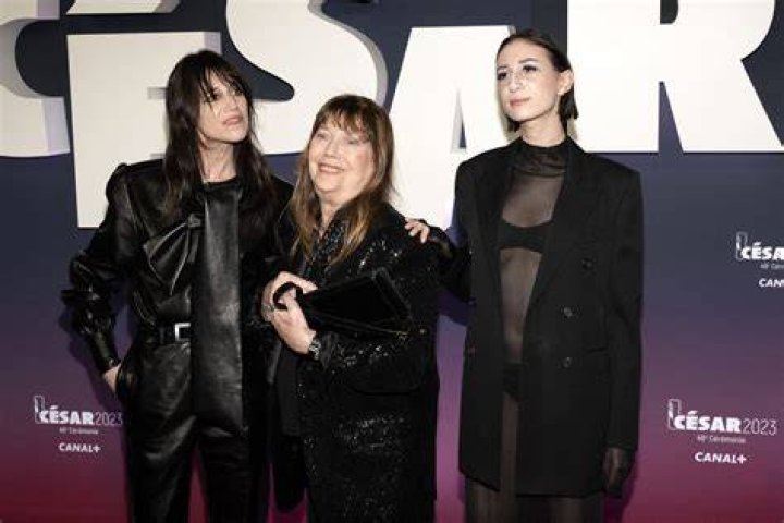 Alice Attal pose en lingerie et robe transparente avec sa m&egrave;re et sa