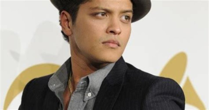 Bruno Mars Bio, Net Worth, Dating, Girlfriend, Family, Parents