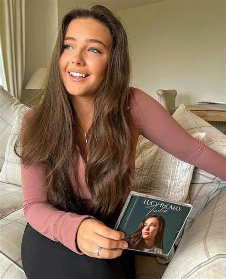 Journalist Chloe Lucy Thomas Wiki, Age, Boyfriend, Salary