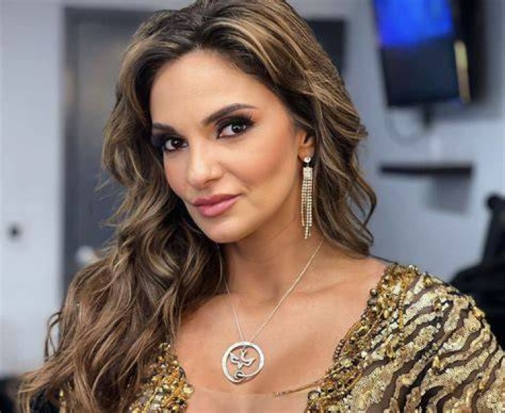 Mariana Seoane in Bathing Suit Says "Kisses" &mdash; Celebwell