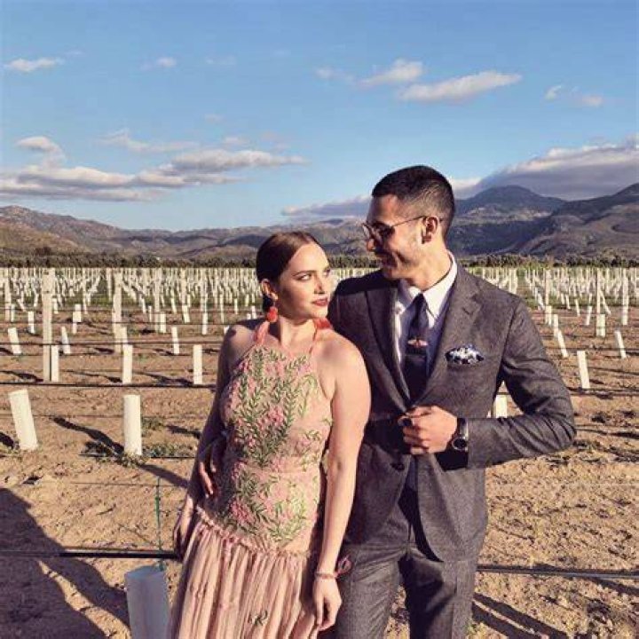 Minnie West y Alejandro Speitzer desfilando por la alfombra roja de los