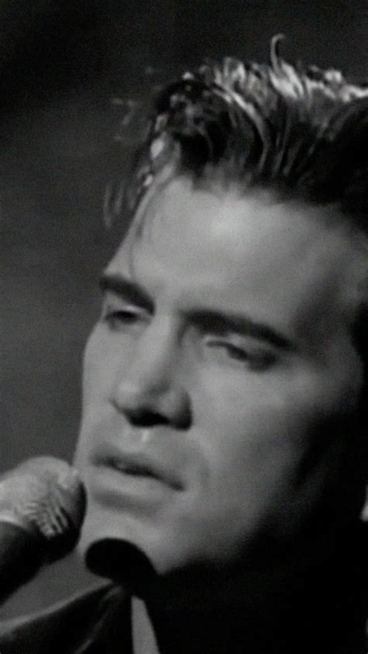 TOM082 Chris Isaak Iconic Images