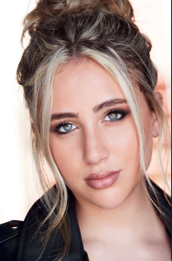 TV actress Ava Kolker profile Age/ Email/ Phone and Zodiac sign